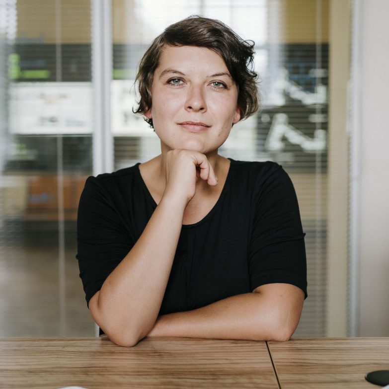 ein Porträt von Janine Brettin