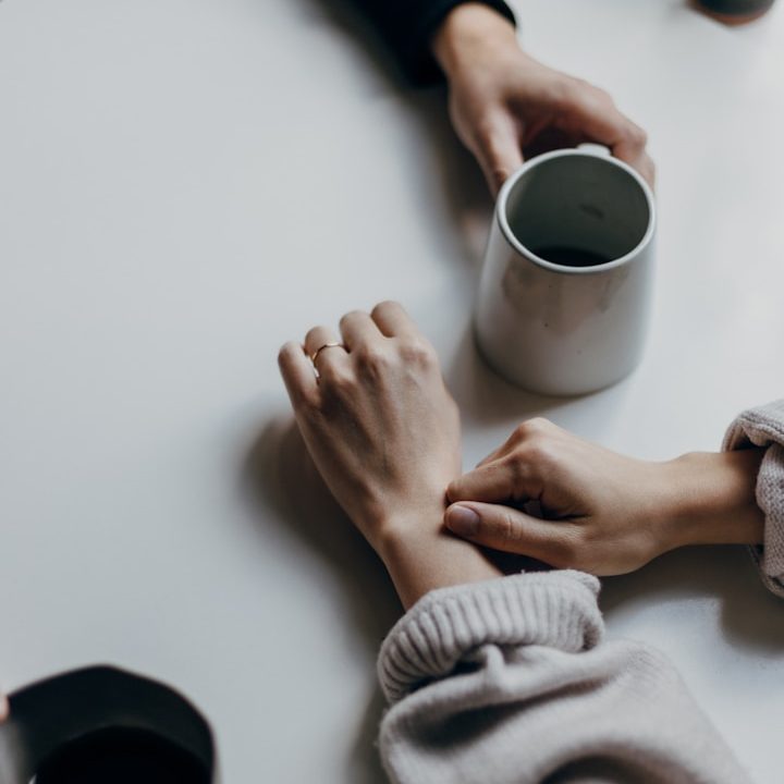 zwei Menschen trinken gemeinsam einen Kaffee, um sich auszutauschen