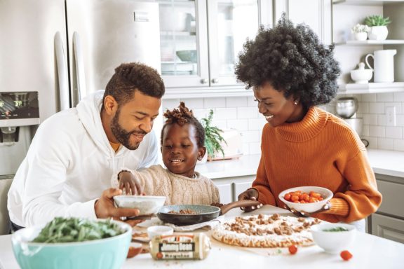 eine Familie isst gemeinsam am Tisch